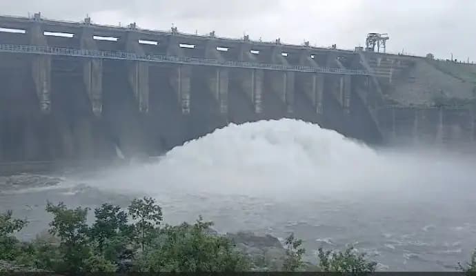 Amidst heavy rain, DVC released 48,000 cusec water gnr