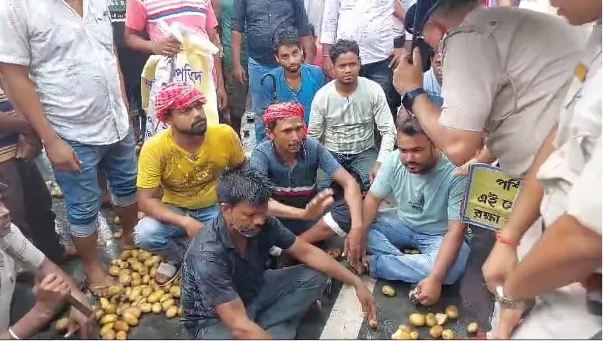 armers protested on the streets of dhupguri due to the ban on the export of potatoes