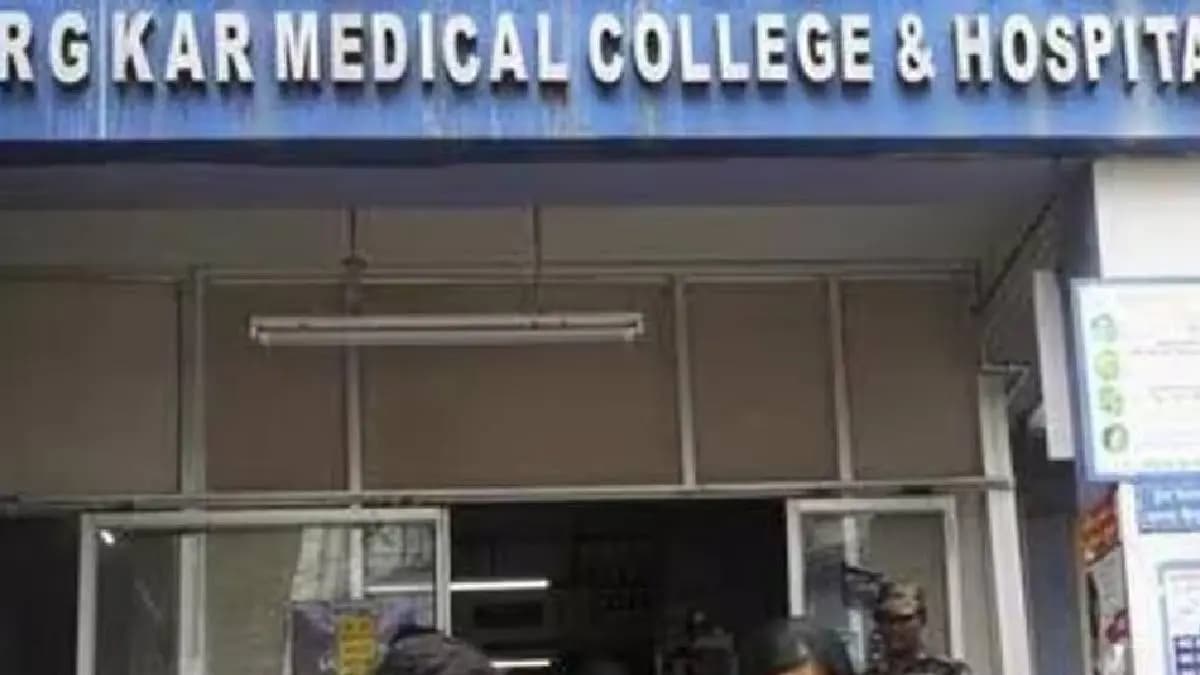 Terrible bus accident in front of RG Kar Medical College gnr
