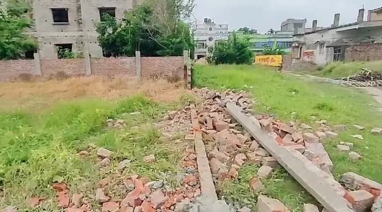 the hooligans orchastrated a mayhem at lawyers residence