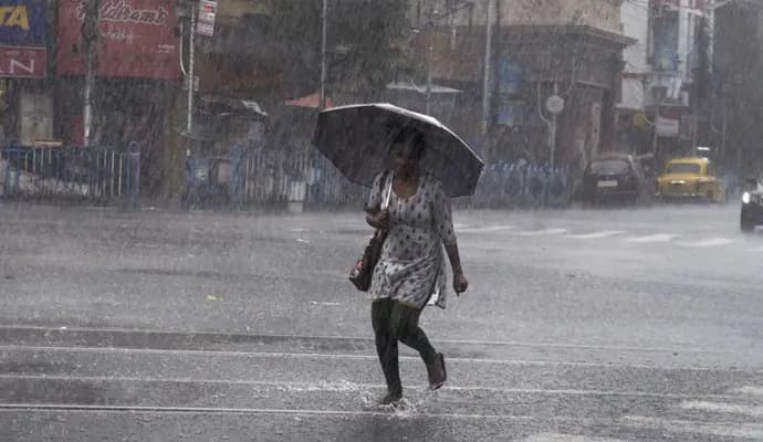 Kolkata receives rainfall since morning, heavy lashes expected till Sunday