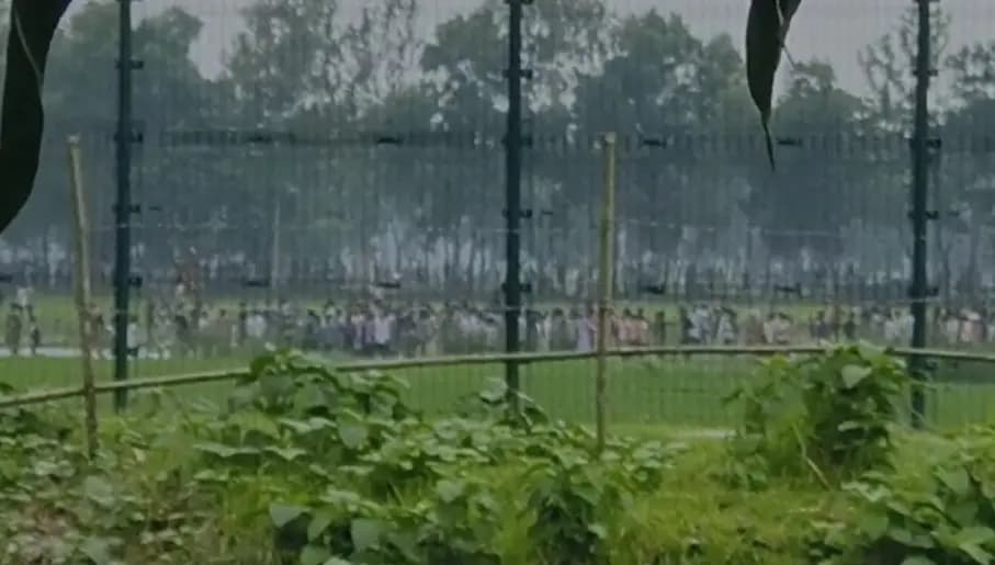 Bangladesh Nearly thousand people from Bangladesh came to Coochbehar to seek refuge in India. gnr