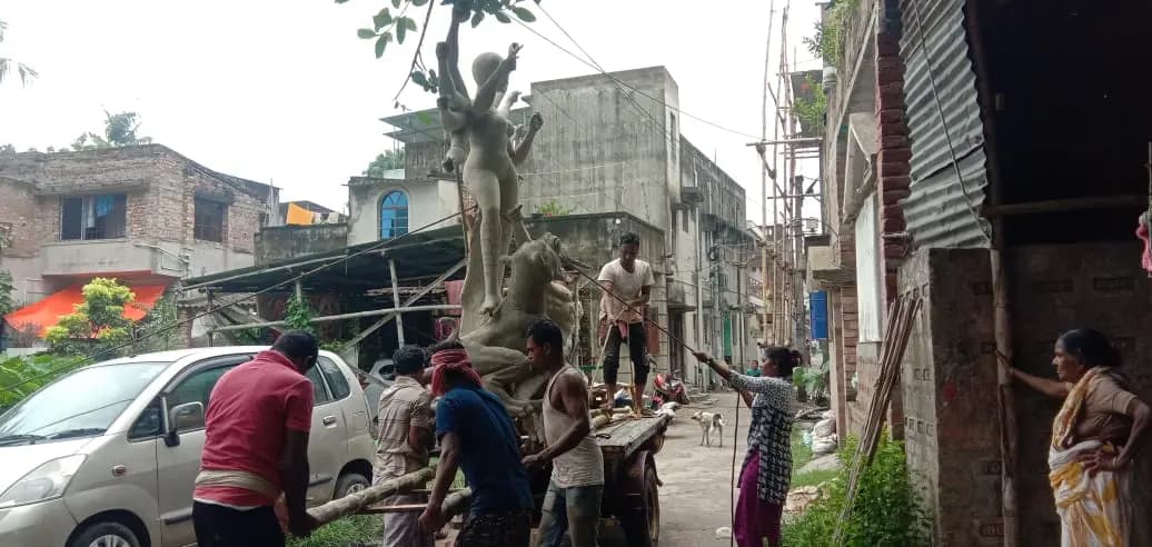 Artists are removing idols from Kumorpara because of badf weather