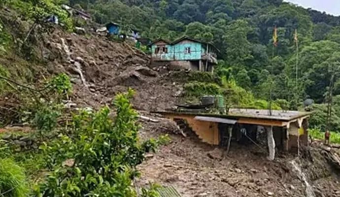 landslide in north bengal, kikkim and kalimpong disconnected with siliguri