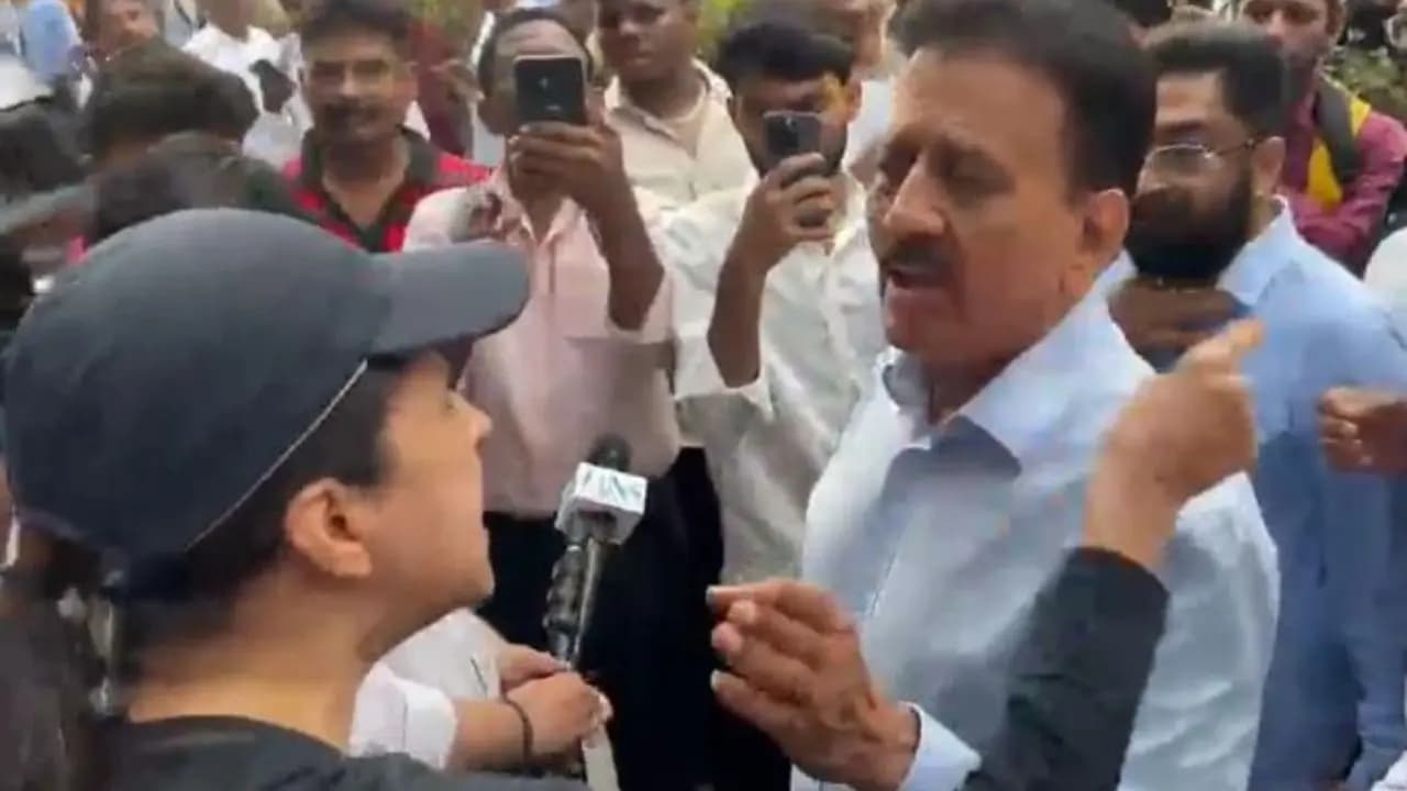 Angry Mumbai Woman slams minister in BJP's rally