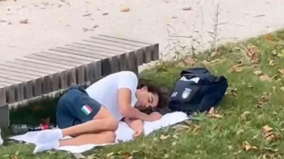 Olympic gold medalist Thomas Ceccon sleeps in park after complaining about appalling conditions at Games village in Paris spt