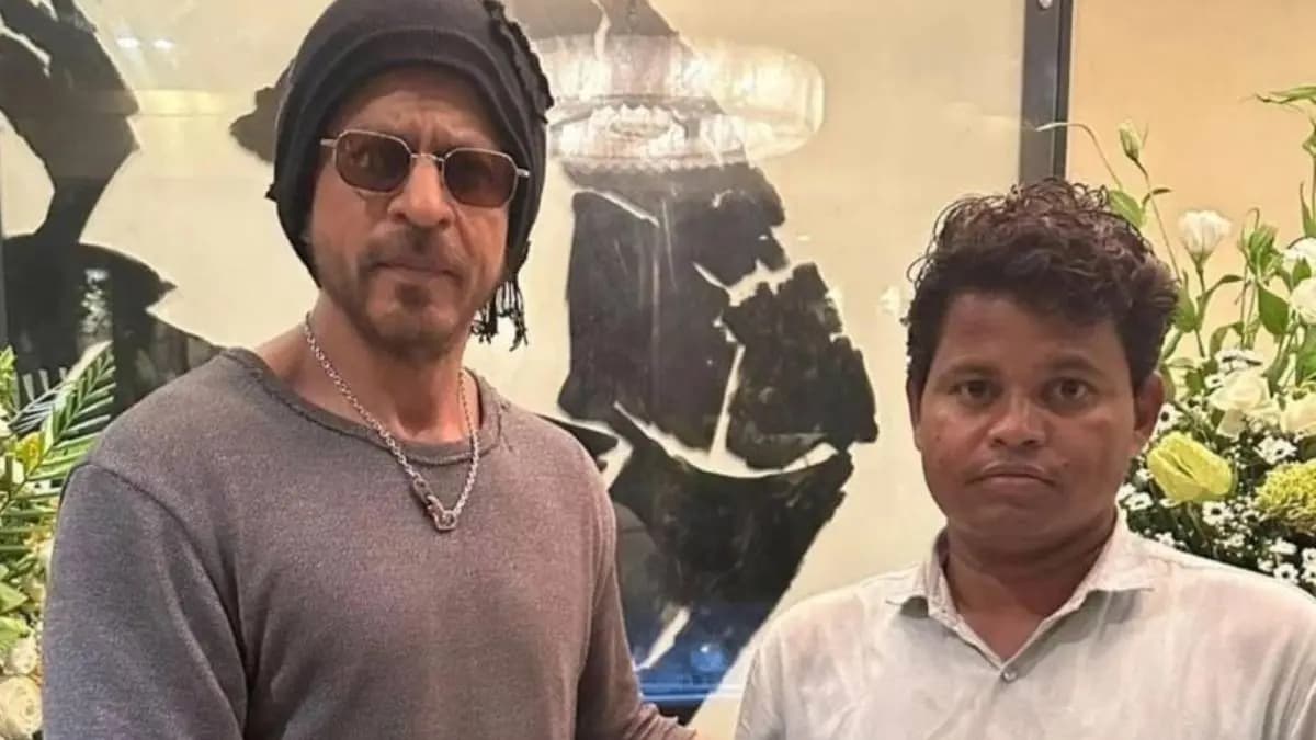 Actor Shah Rukh Khan met a fan from Jharkhand who had been waiting Outside SRK s house for the past 95 days to meet him ent