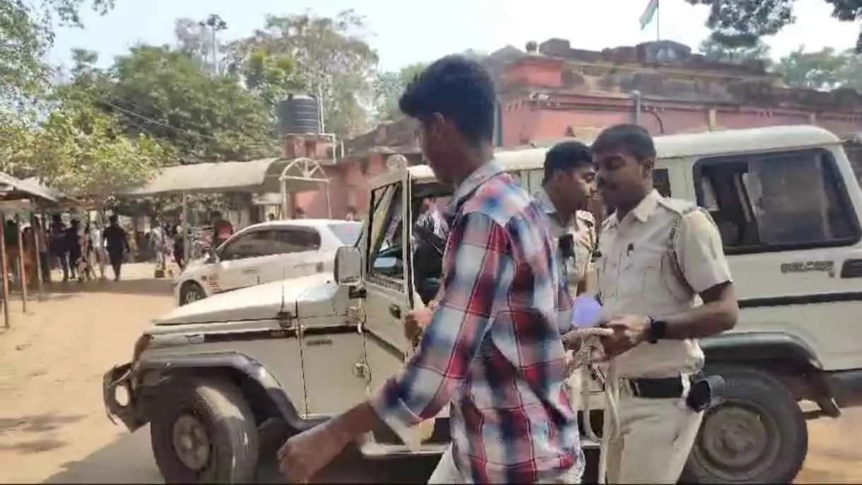 youth arrested at petrapole for snatching dollar of a researcher of bangladesh gnr 