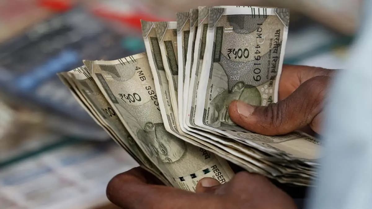 Invest Rs 4585 monthly and get more than Rupees one crore returns know about this powerful PPF scheme 