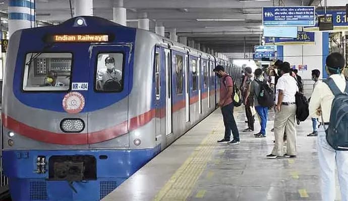 metro service hampered after one rake got stuck in rabindra sarobar stattion gnr