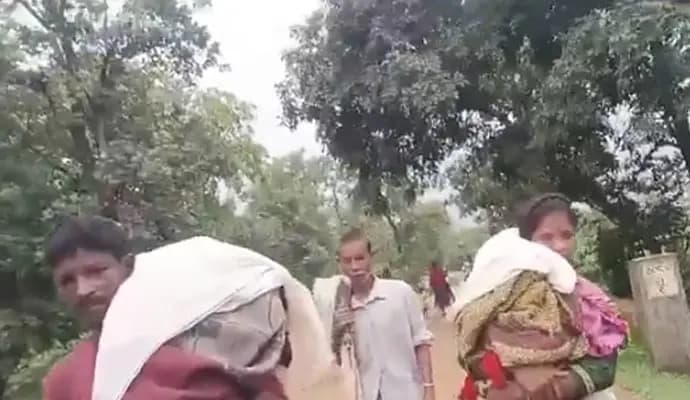 দুই পুত্র সন্তানের দেহ কাঁধে নিয়ে ১৫ কিলোমিটার রাস্তা অতিক্রম করে বাড়ি ফেরেন ওই দম্পতি।