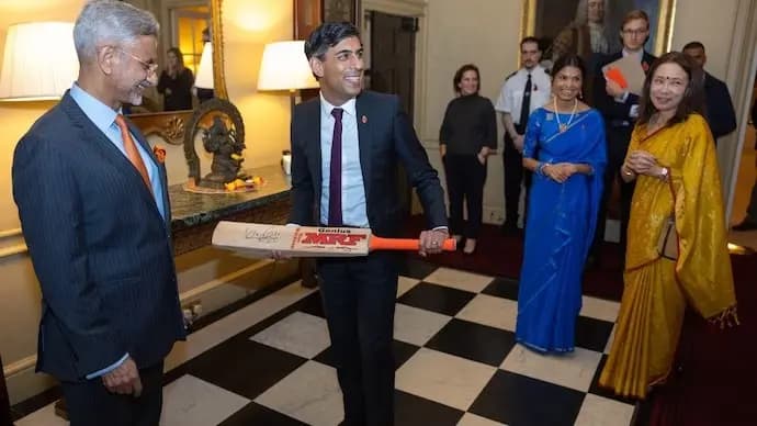 S Jaishankar meets Rishi Sunak in London; gifts Kohli-signed cricket bat, Ganesha statue