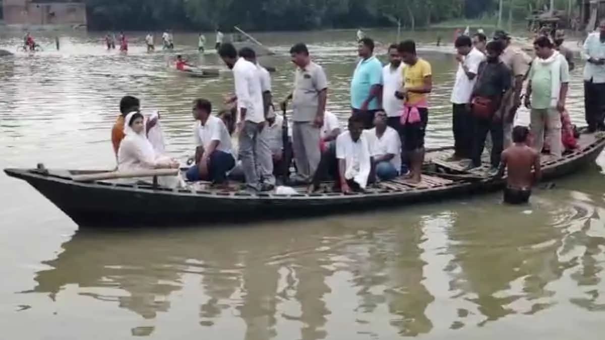 Trinamool MP was saved by the efforts of the sailors while visiting the flood gnr