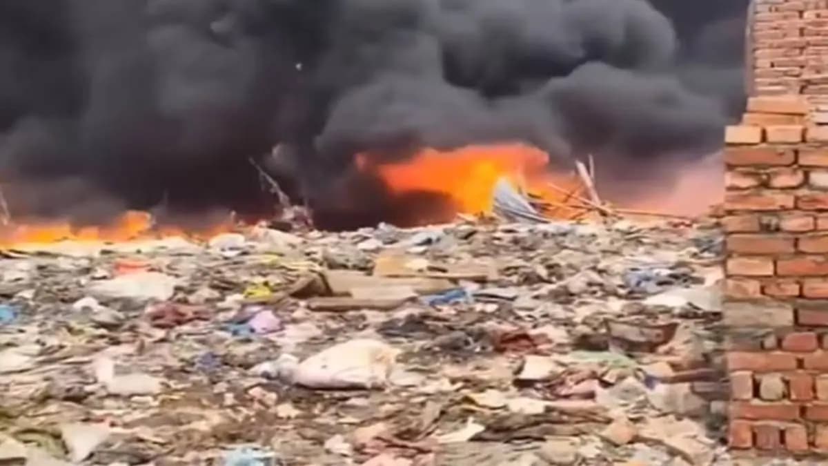 Massive fire breaks in Delhi slum two dead