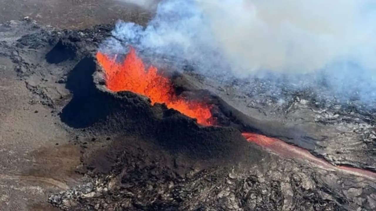 Iceland declares state of emergency after 800 earthquakes in 14 hours