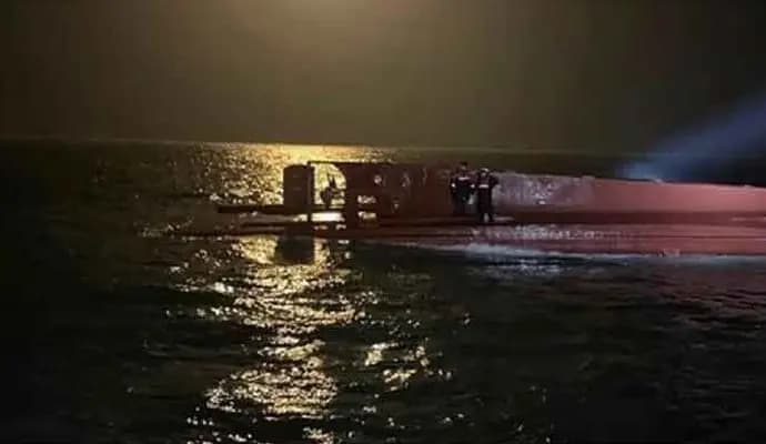 Over 90 passengers die after unlicensed boat capsizes off Mozambique