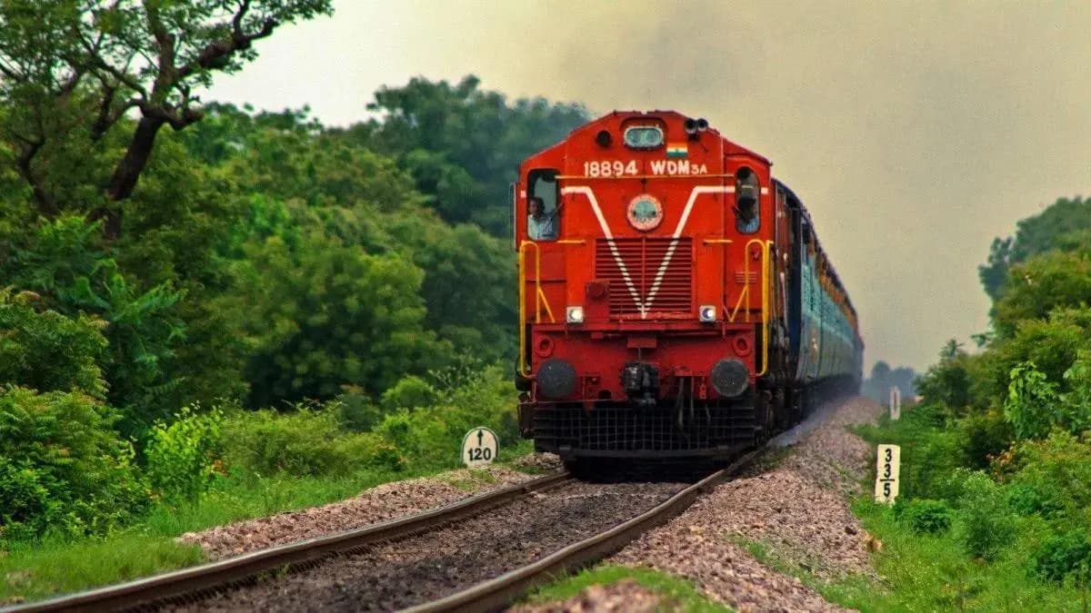 What was the fare of first Indian passenger train of Indian Railways