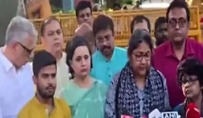 tmc delegation team sit on dharna in delhi