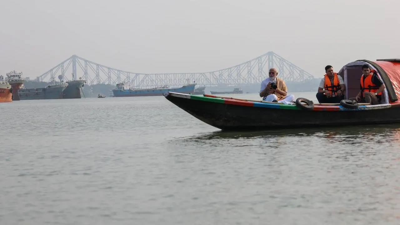 PM Narendra Modi Visits Princep Ghat in Kolkata and TMC leader Sudip Raha Mocks Vlogger Avatar