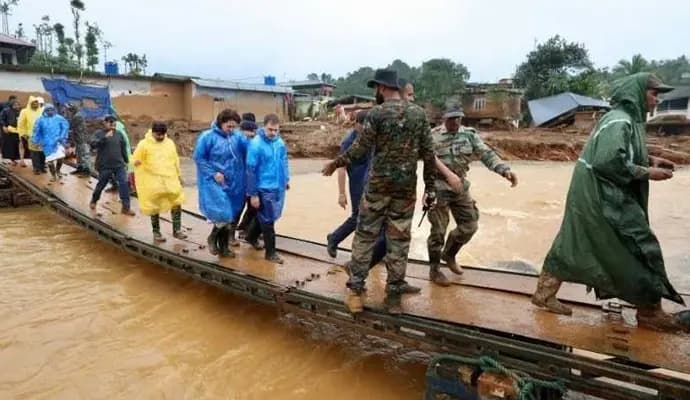 Rahul Gandhi, Priyanka visit landslide site in Wayanad gnr
