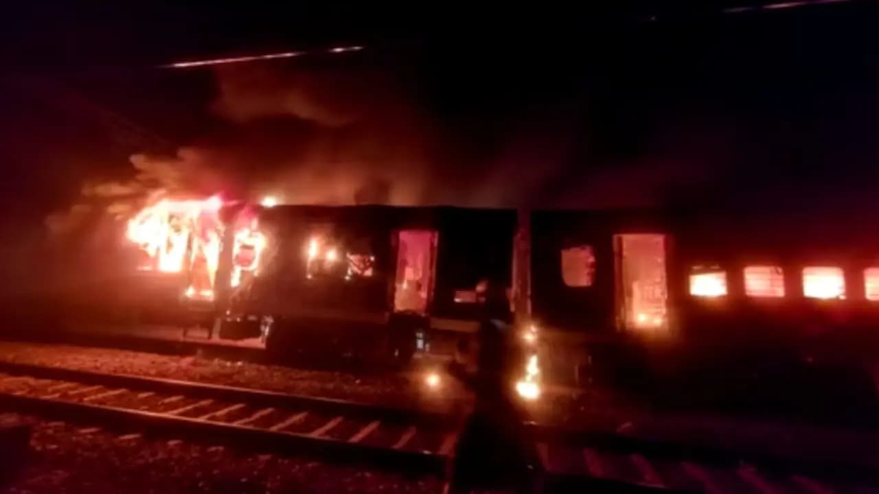 Eight injured as fire breaks out in New Delhi-Darbhanga Express