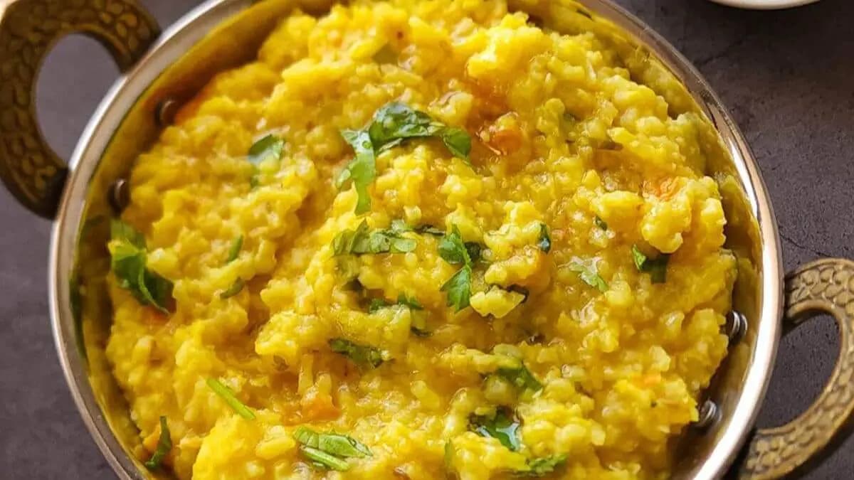this home made khichdi recipe is very healthy and ready to serve for all aged people lif