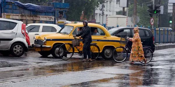Cyclone remal kolkata police share helpline number