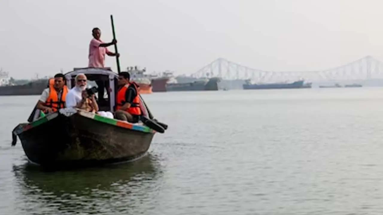 What did Gauranga Biswas the boatman at Prinsep Ghat say after having the opportunity to take Modi for a boat ride