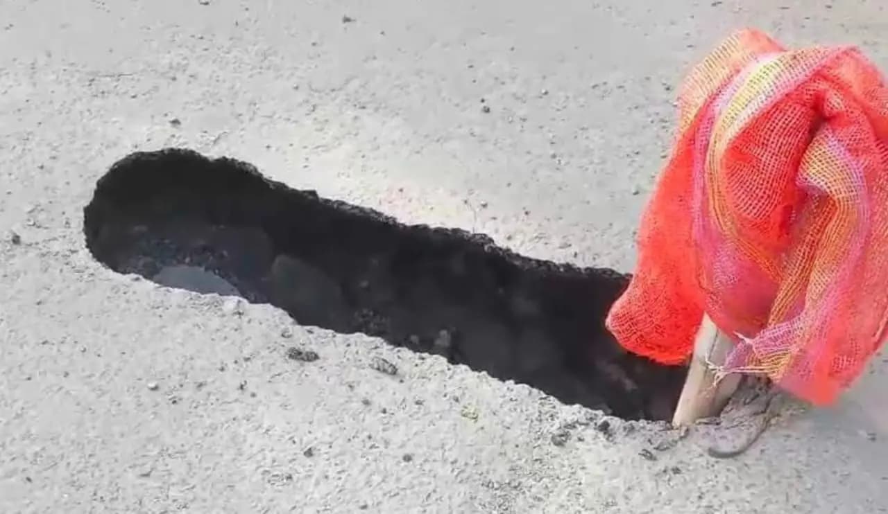 Sudden collapse on the busy road of Chinsurah area