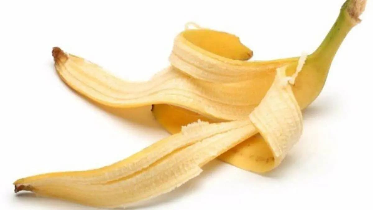 by these all tricks you can use banana peels in your daily routine here is the details lif