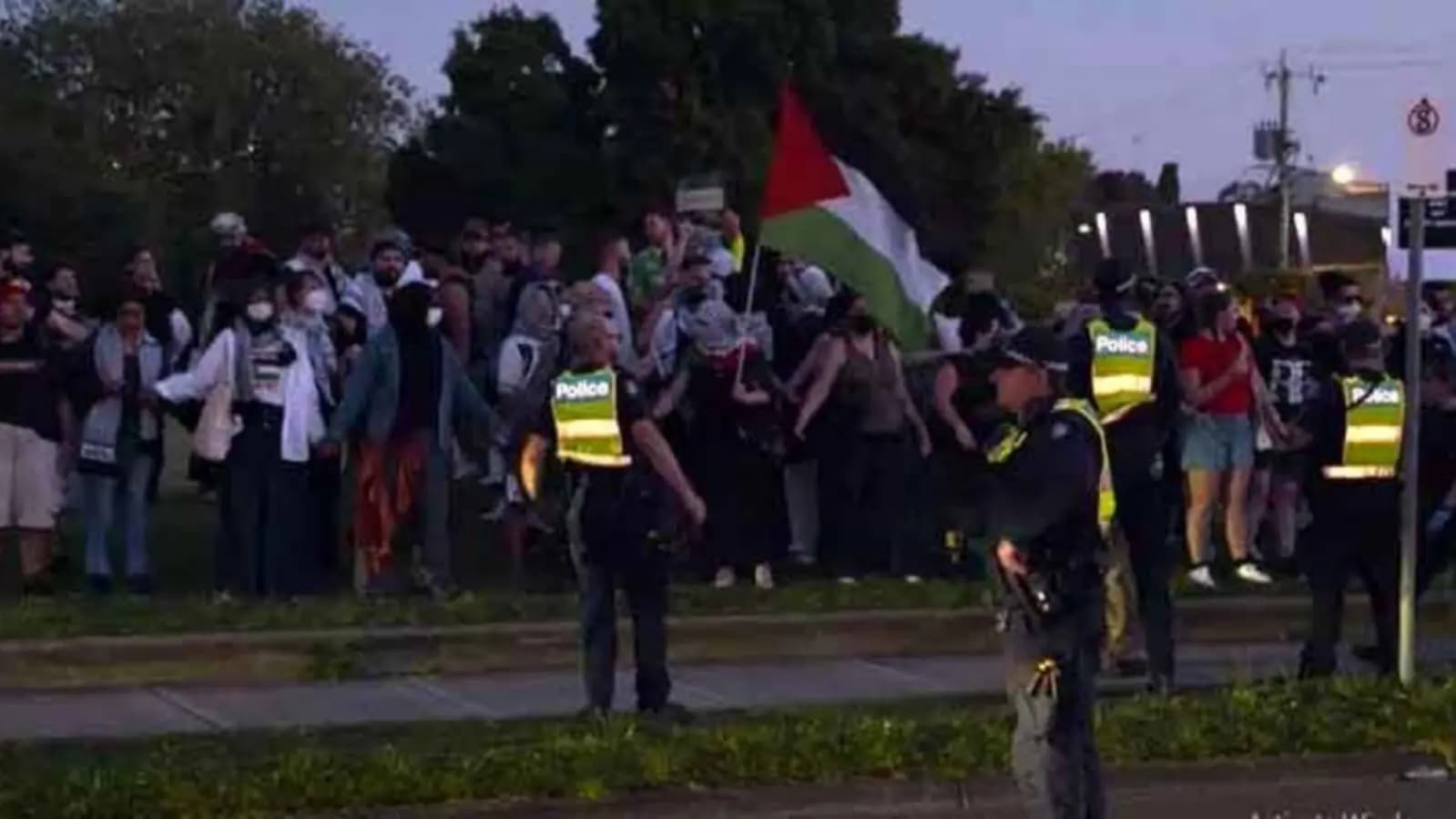 palestine and israel supporters fight in melbourne