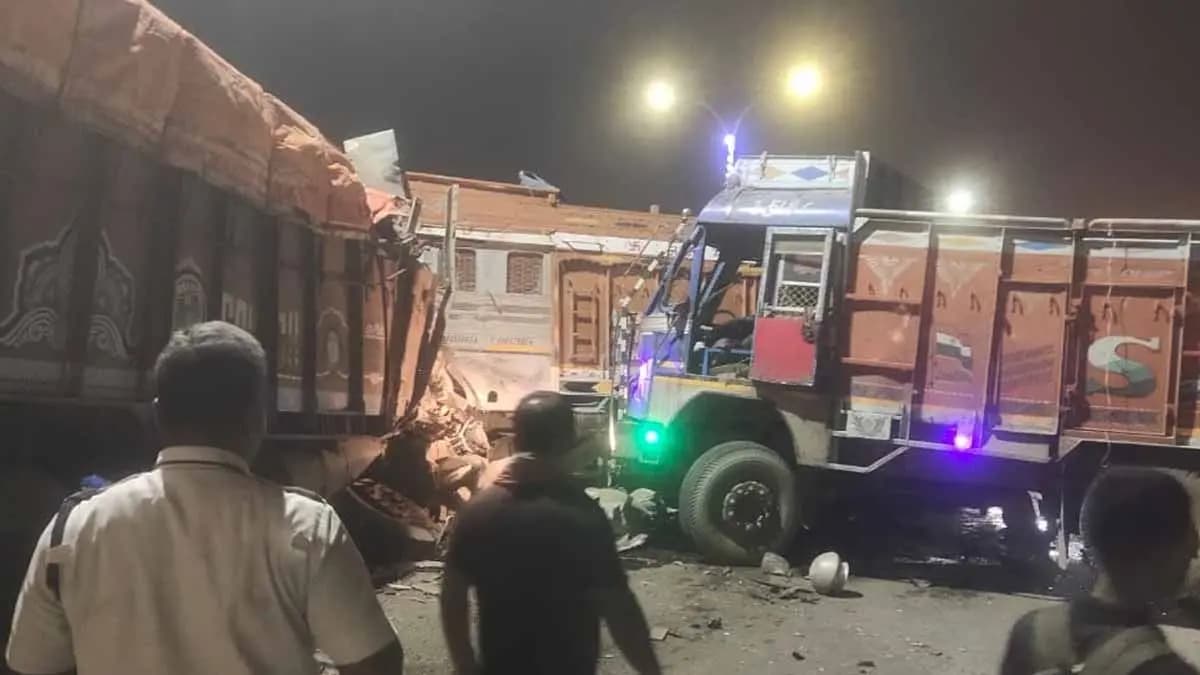 truck driver died in road accident at second hooghly bridge gnr