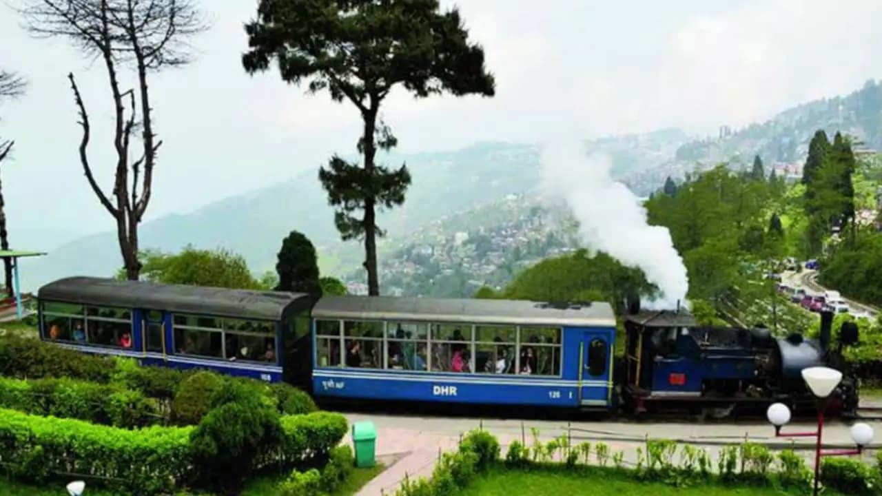 toy train derails in darjeeling