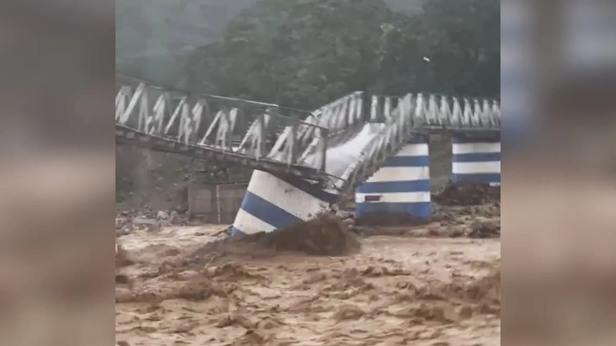 Heavy rain lashes landslides  in darjeeling and several parts of north-bengal sikkim