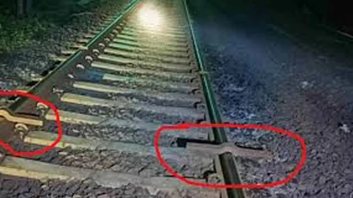 fish plates, keys found on railway trucks in gujarat gnr