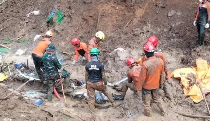 Deadly landslide hits illegal gold mine in Indonesia