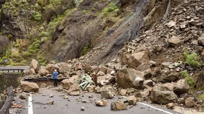 Cloudburst triggers landslide in Kedarnath, nearly 200 pilgrims stranded gnr