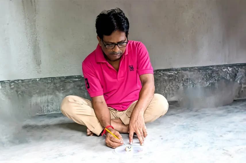 Ashoknagar artist painted goddes Durga on rasgulla