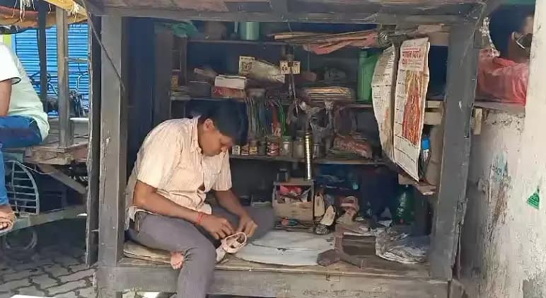 MA in History Yet Surviving by Shoe Repair Subhas Story from Hingalganj