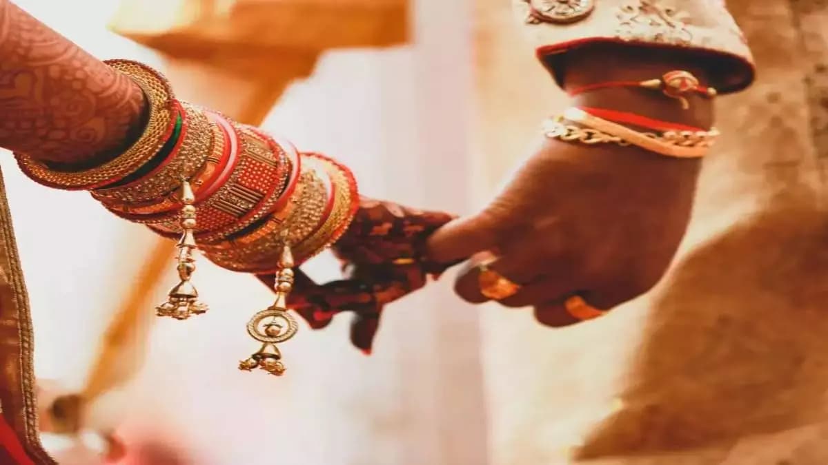 US couple charged fee for attending their marriage to the invitees