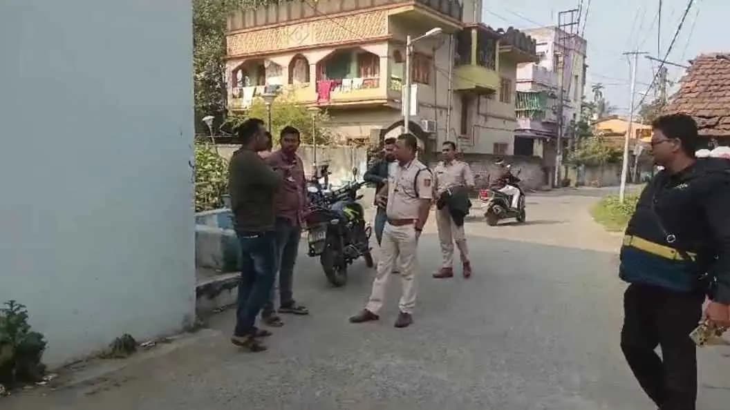 Miscreants looted a jewellery shop owner at gunpoint gnr 