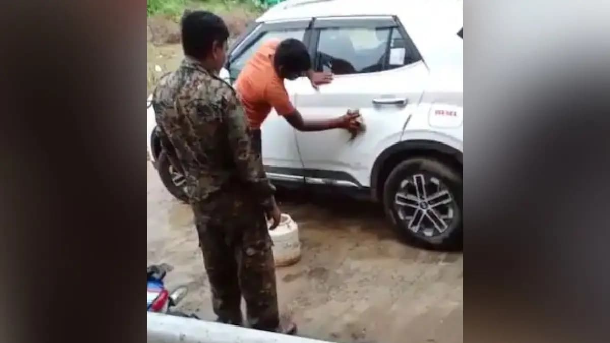 Madhya Pradesh Incident injured Man Outside Police Station While Cops Get Car Washed