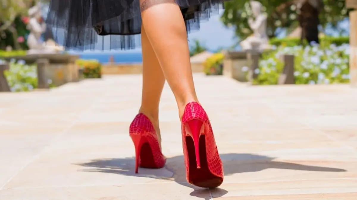 High heeled Chinese man struts to fund mother's Cancer treatment gnr