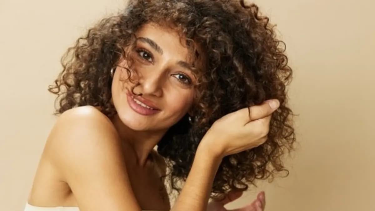 These haircare tips help to keep your hair frizz free in summer 