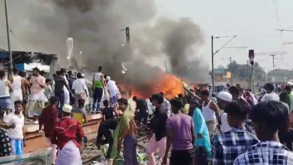 Fire at the railway station platform thwarts train movement