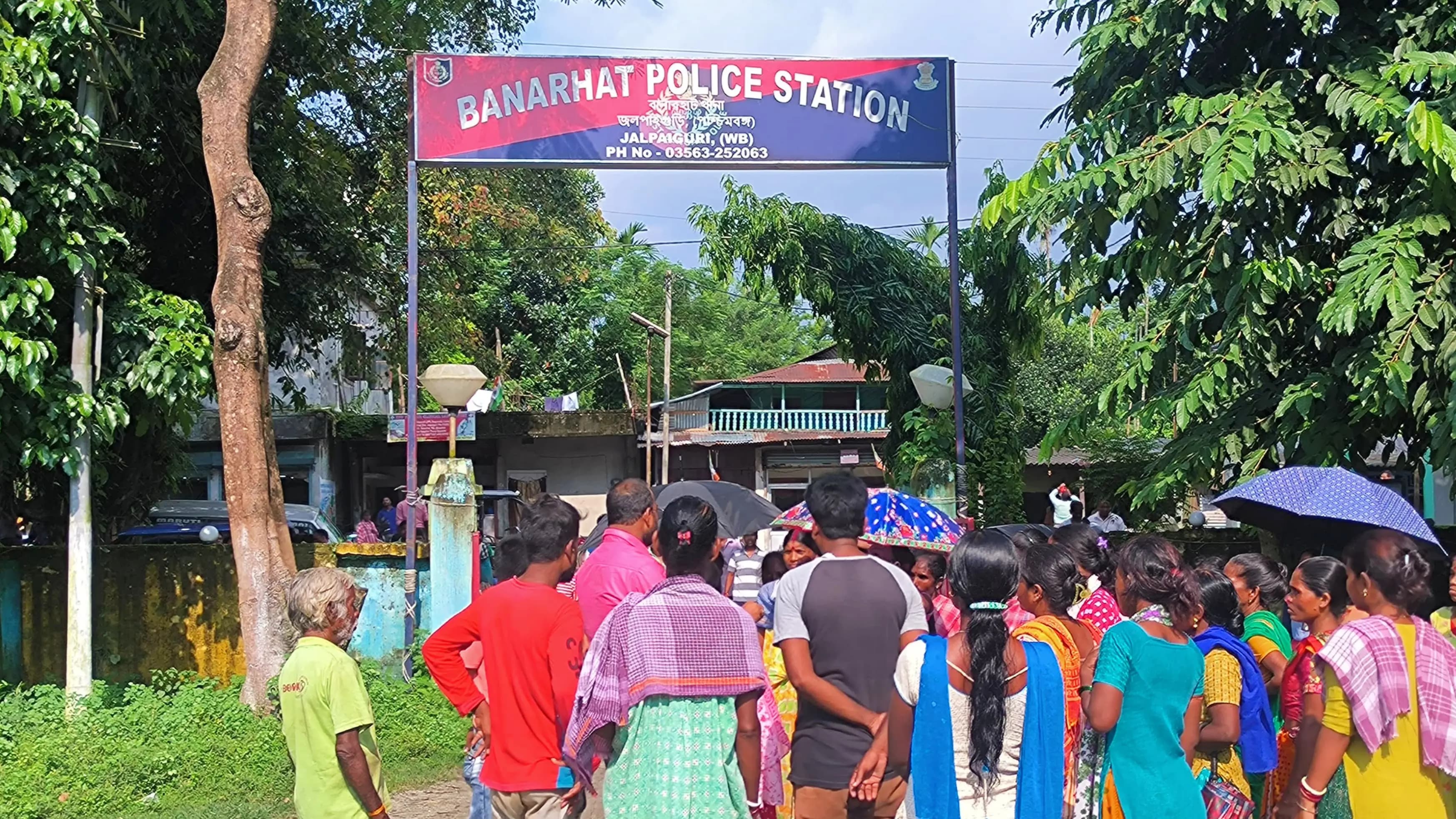 young woman accused of torture, family to the police station demanding punishment of the culprits gnr