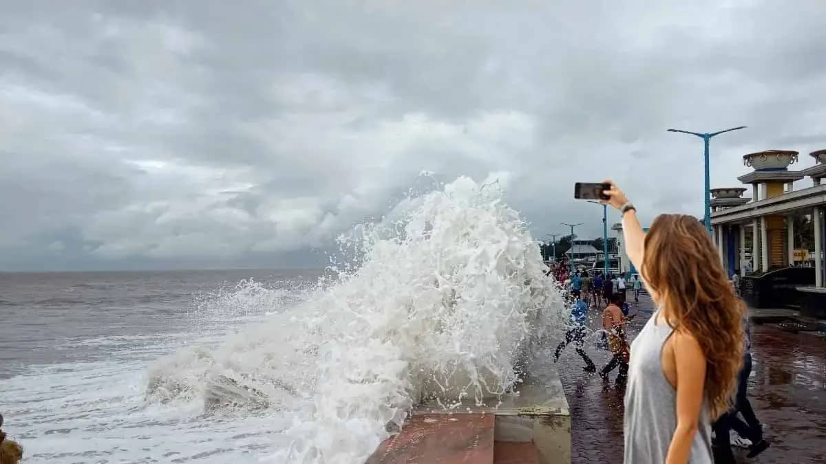 Dont care for Dana Cyclone Selfie in Digha gnr