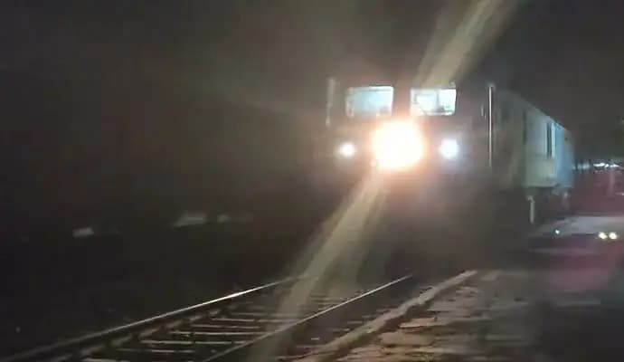 passengers dies after jumping off train amid fire rumour