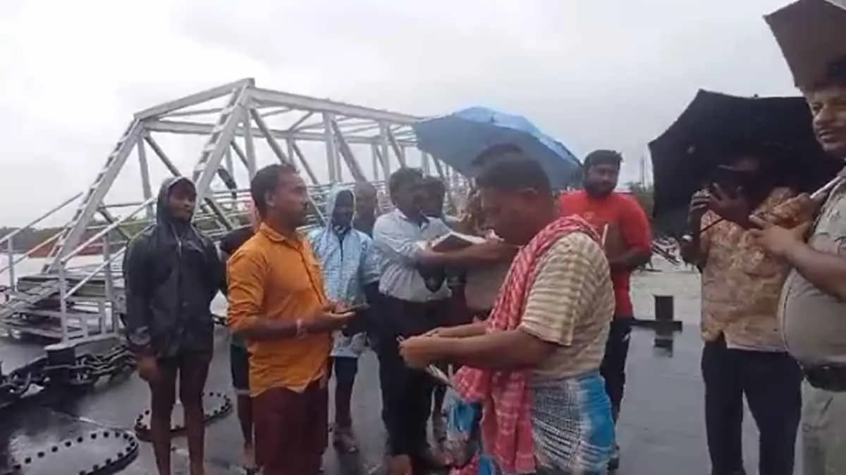 Indian fishermen rescued 12 Bangladeshi people