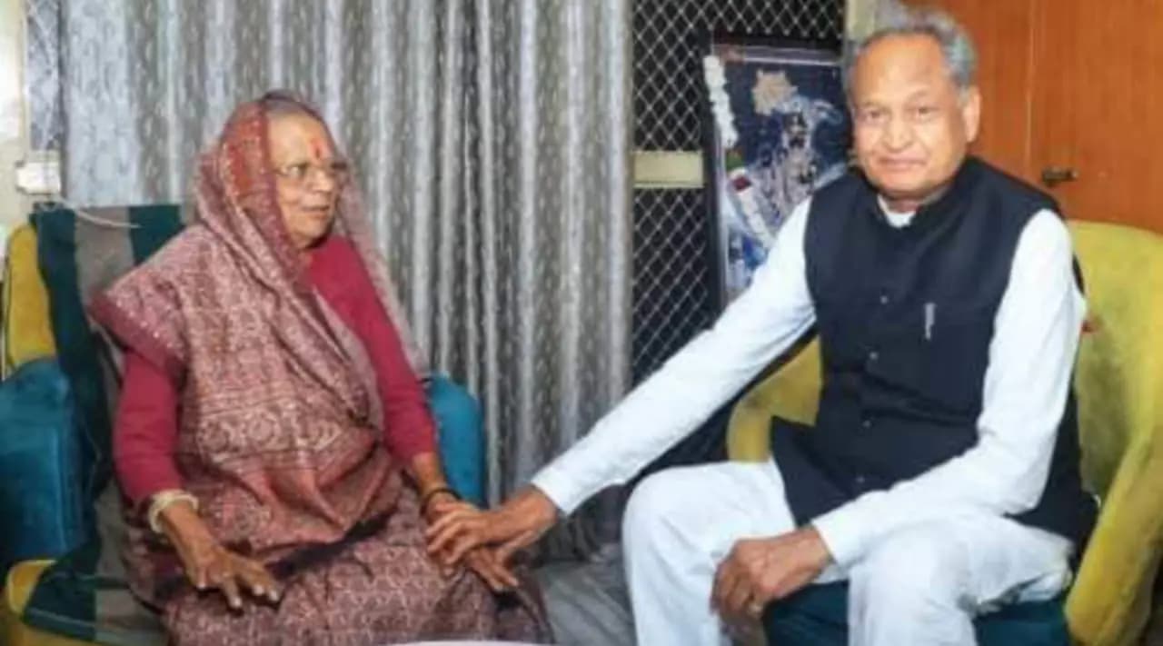 Ashok Gehlot Visits Veteran BJP Leader Suryakanta Vyas
